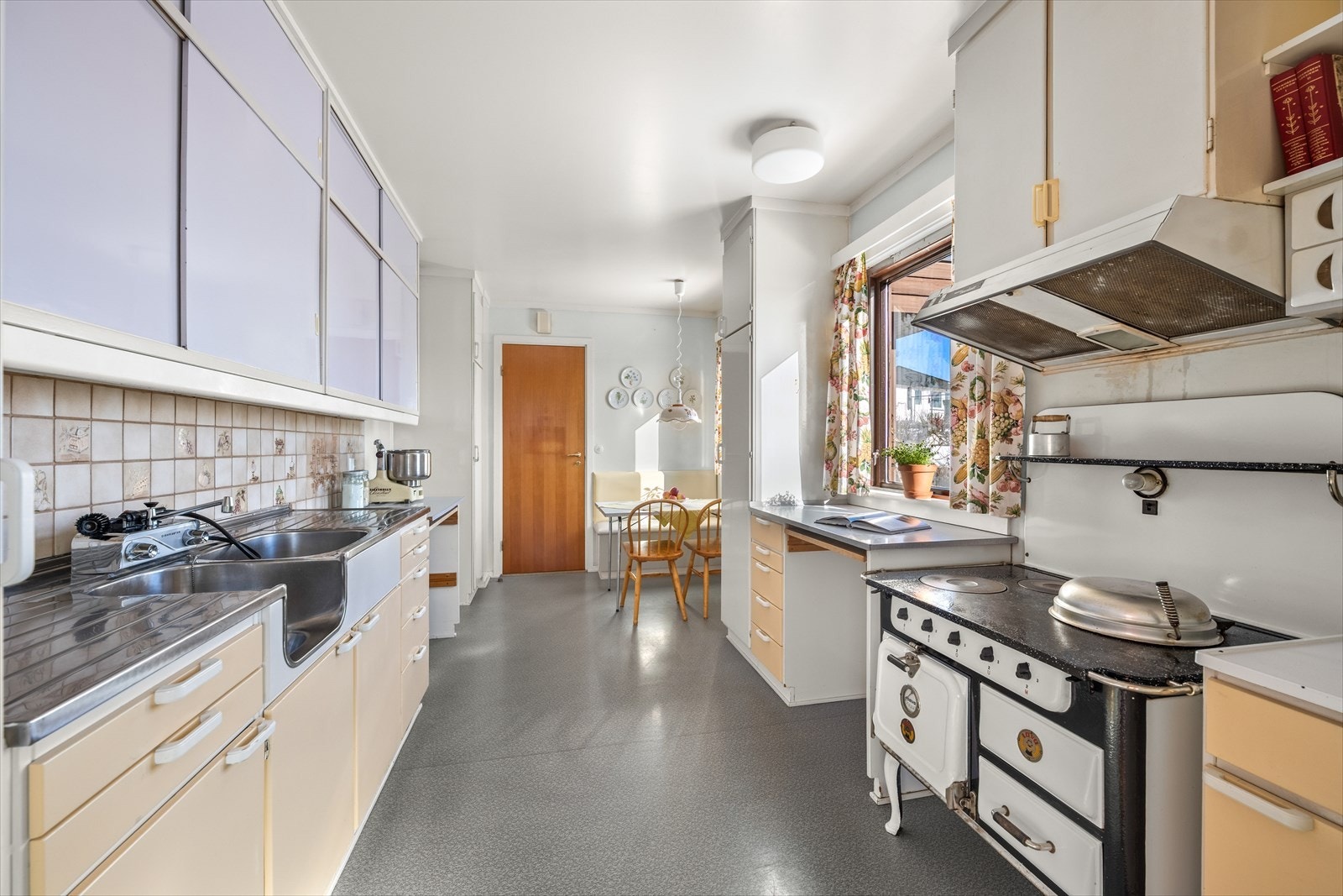 Videre forbindelse til gangen, hvor det også er vindfang ut mot uteplassen bak boligen. Galleribilde