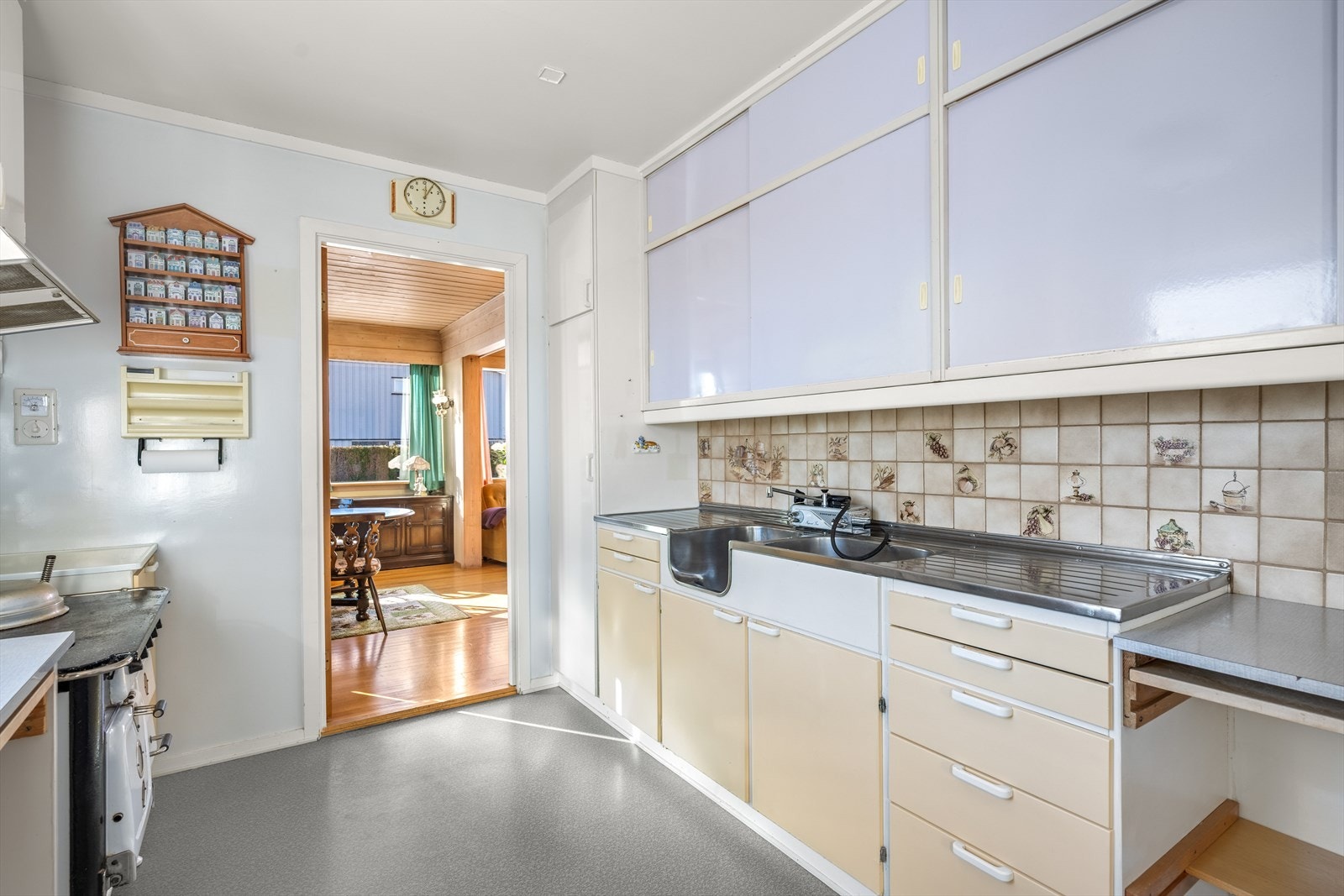 Kjøkkeninnredningen er av eldre dato og har behov for tidsmessig oppgradering. Galleribilde