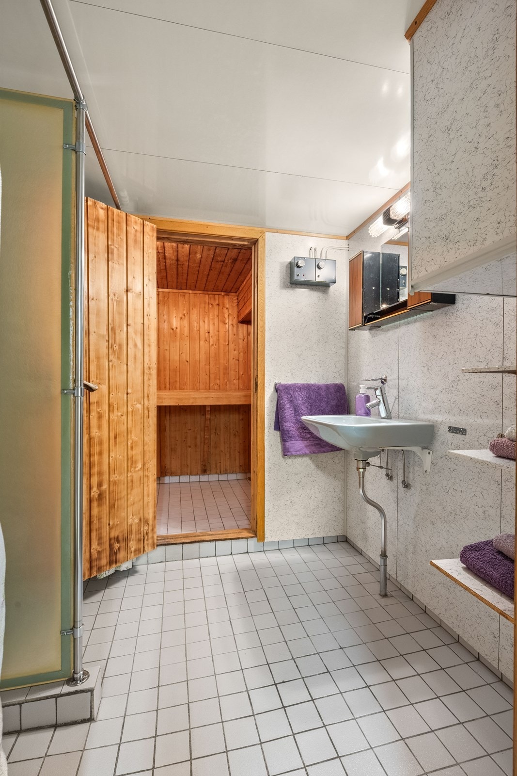 Bad i kjeller, med servant, klosett, dusj. Forbindelse til badstue. Galleribilde