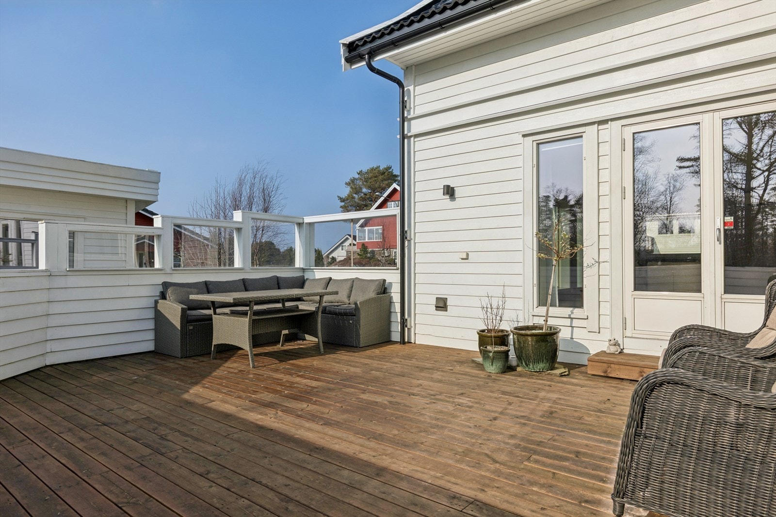 Den store terrassen på 57 m² har rikelig med plass for både utemøbler og grillutstyr. Delvis overbygget, noe som forlenger sesongen. Meget lunt og usjenert. Galleribilde