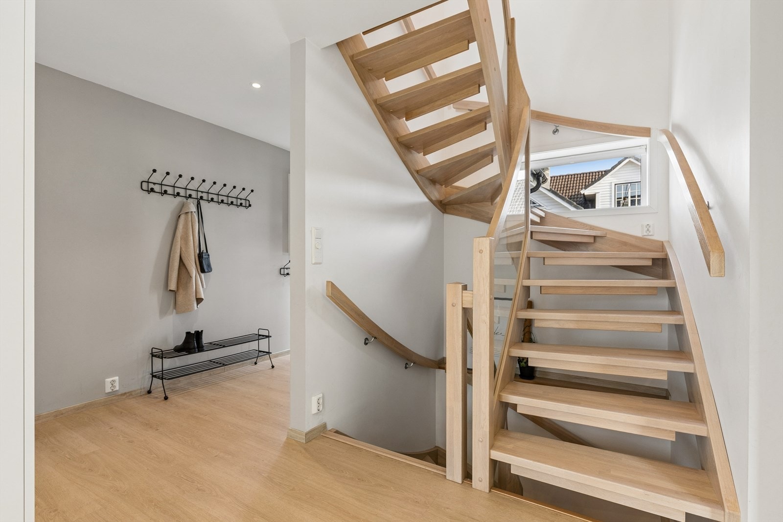 Den åpne trappen knytter etasjene sammen på en funksjonell og stilren måte. Galleribilde