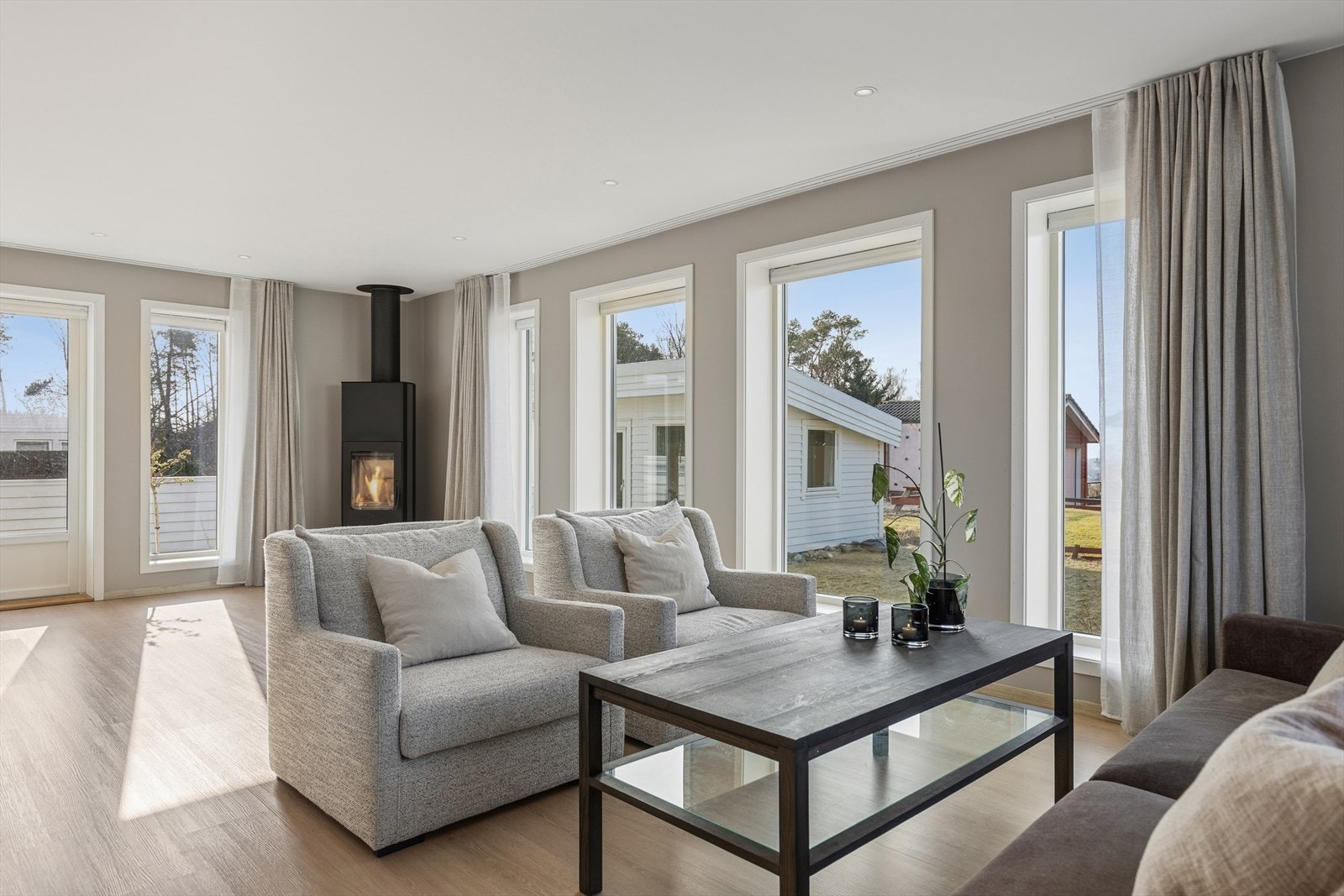 Peisovnen gir ekstra varme og hygge på kalde dager. Utgang til terrasse. Galleribilde