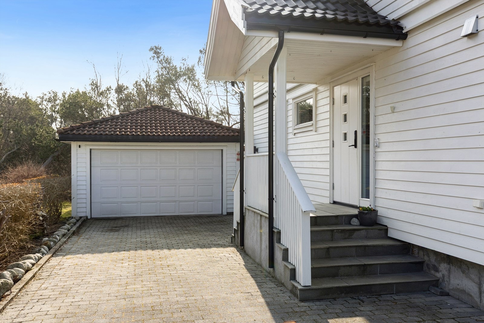 Gode parkeringsmuligheter i eget gårdsrom i tillegg til frittliggende garasje fra 1987. Pent og velstelt inngangsparti! Galleribilde