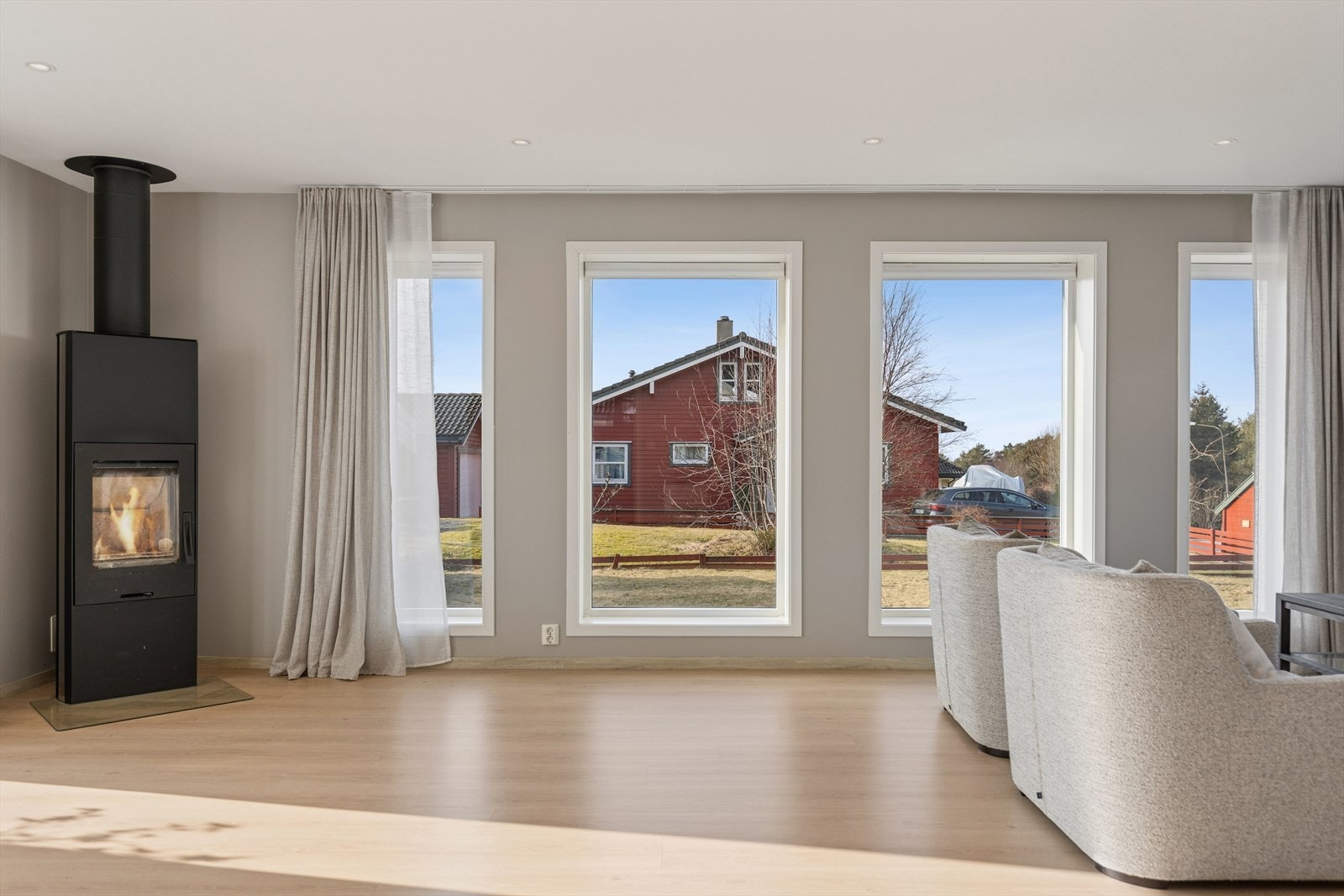 De store vinduene slipper inn rikelig med dagslys og gir en god romfølelse. Galleribilde