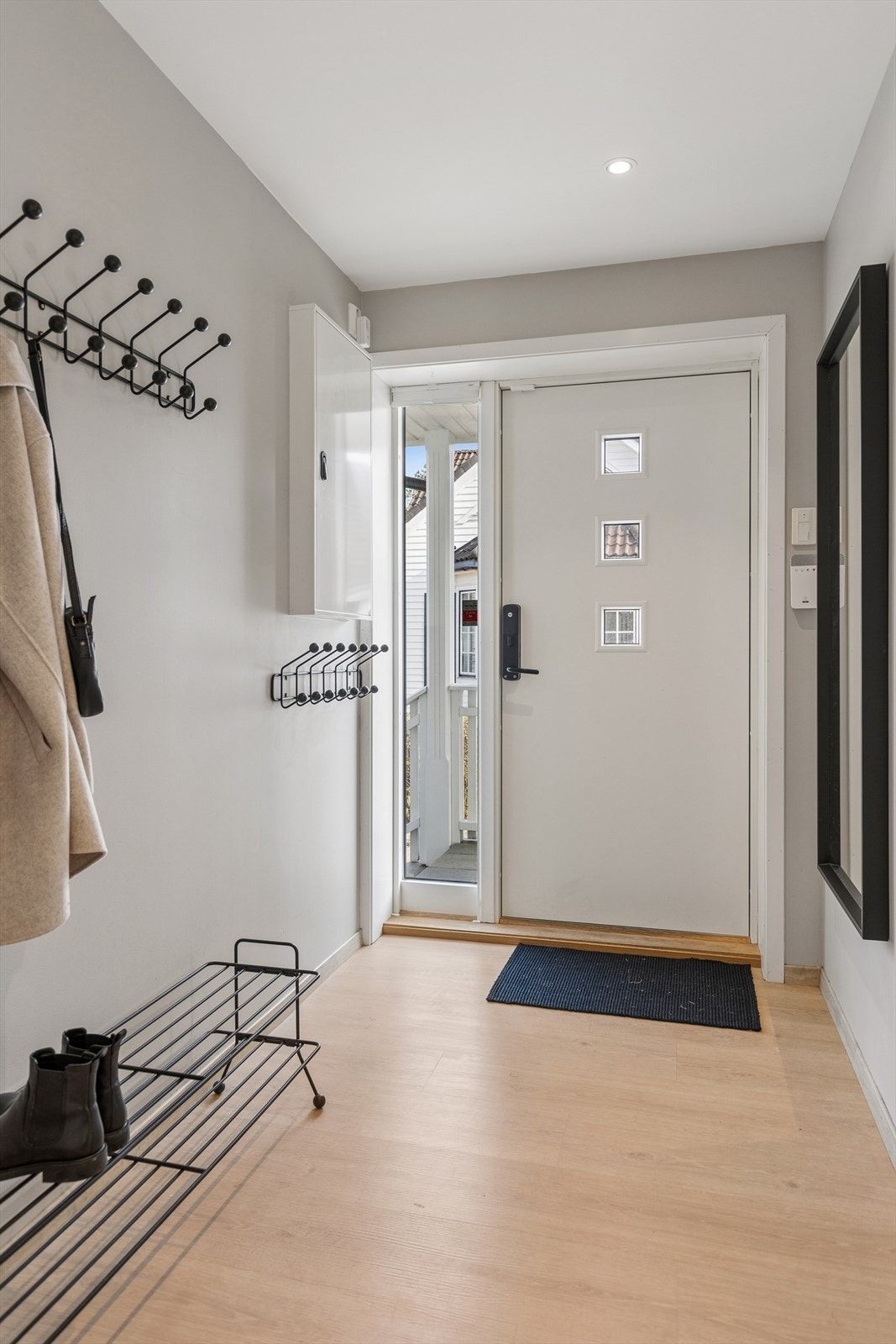Trivelig og luftig entrè som ønsker deg velkommen inn, god plass til å henge fra seg ytterklær. Galleribilde
