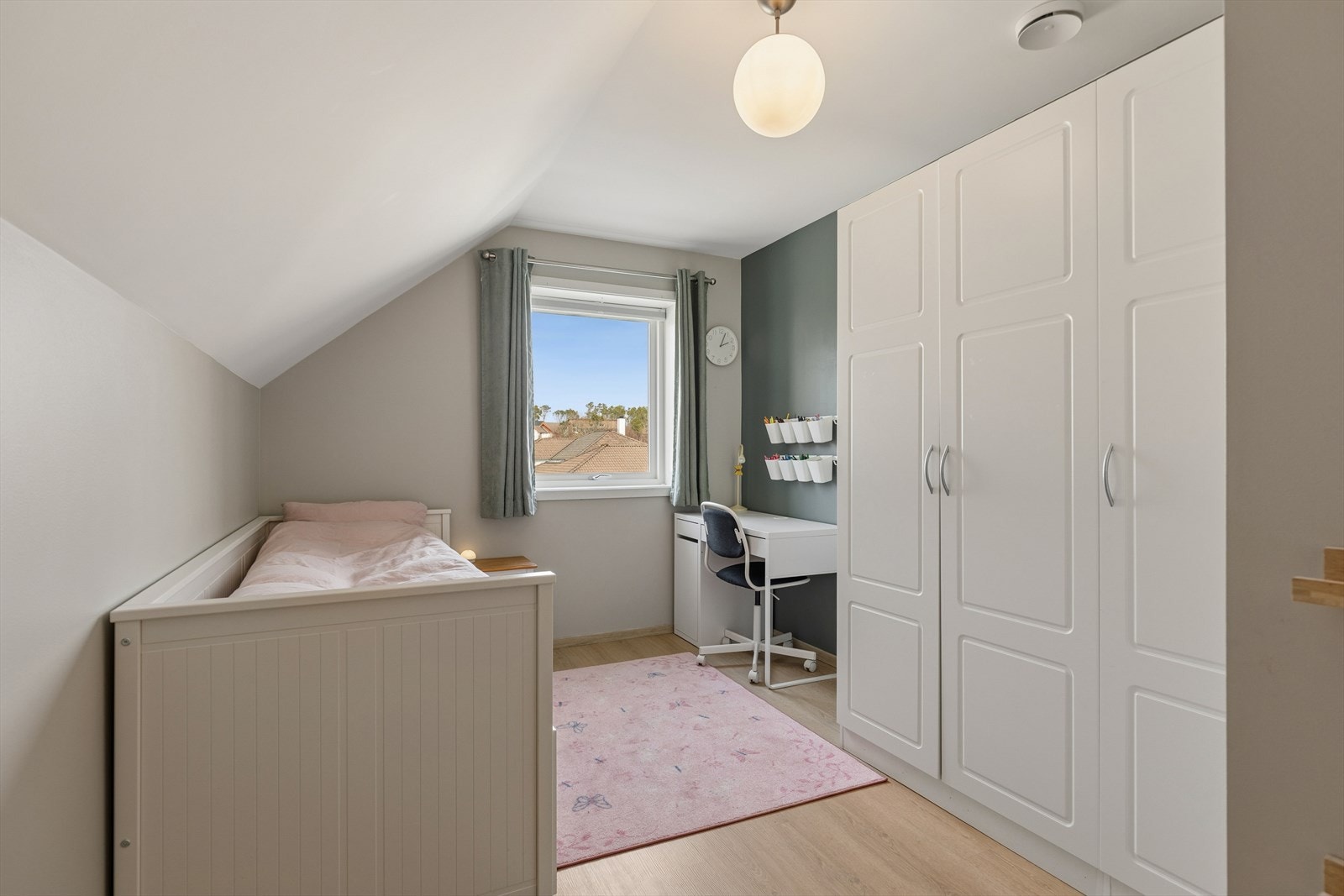 Soverom 2 - Her er det plass til både skrivebod og garderobeløsninger. Galleribilde