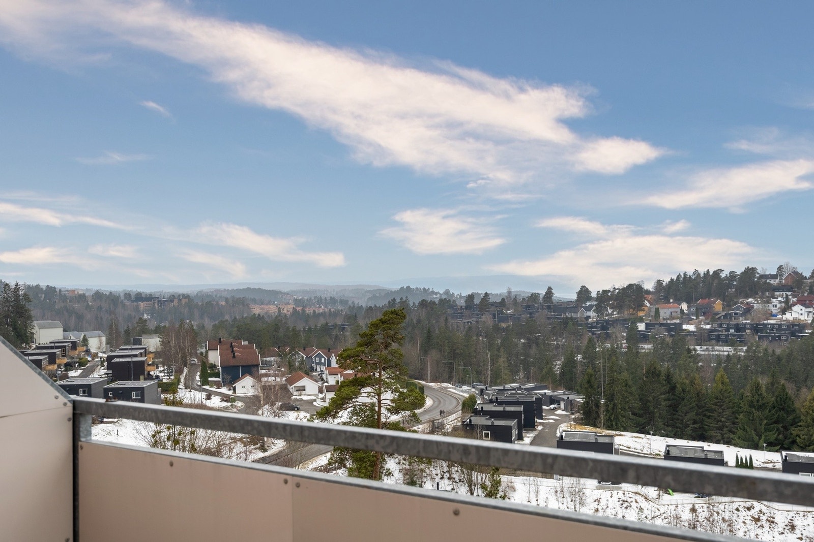 Herfra er det vidstrakt utsikt som kan nytes både fra stuen og den flotte balkongen. Galleribilde