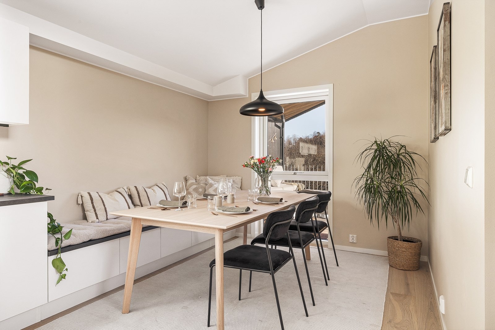 På gulv er det lekker parkett og på vegger ogi himling er det malt platekledning som samlet skaper et lekkert og moderne uttrykk. Galleribilde