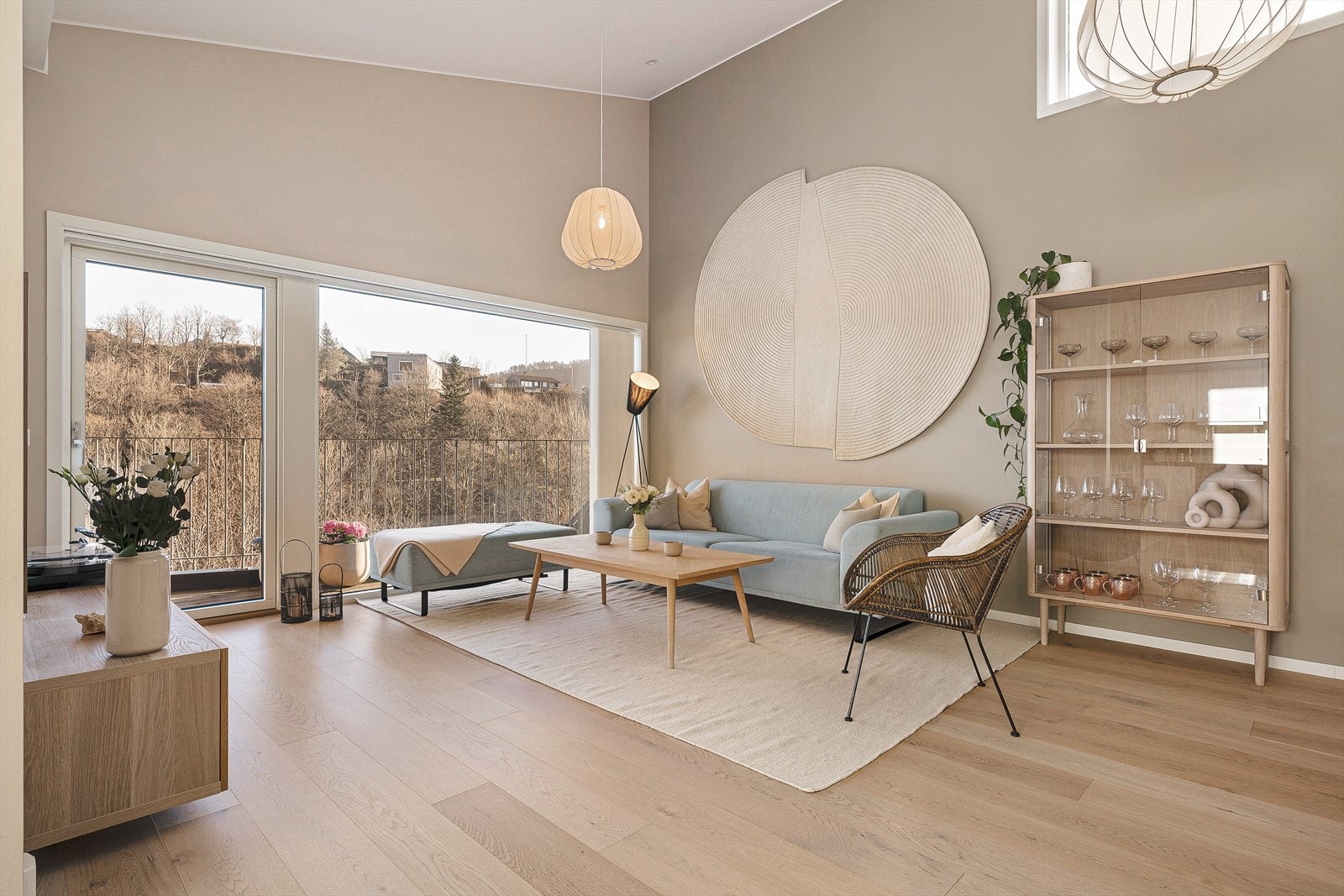 En herlig lys og luftig åpen stue/kjøkkenløsning med gode møbleringsmuligheter Galleribilde