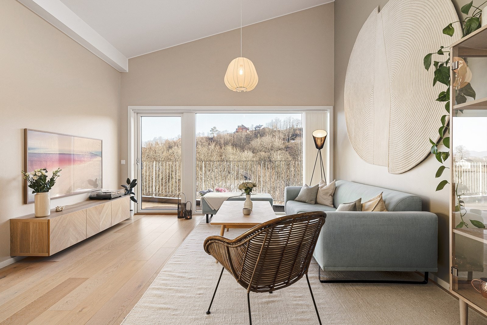 Leiligheten har en luftig takhøyde og store vindusflater som sikrer naturlig lysinnslipp til et behagelig innemiljø. Galleribilde