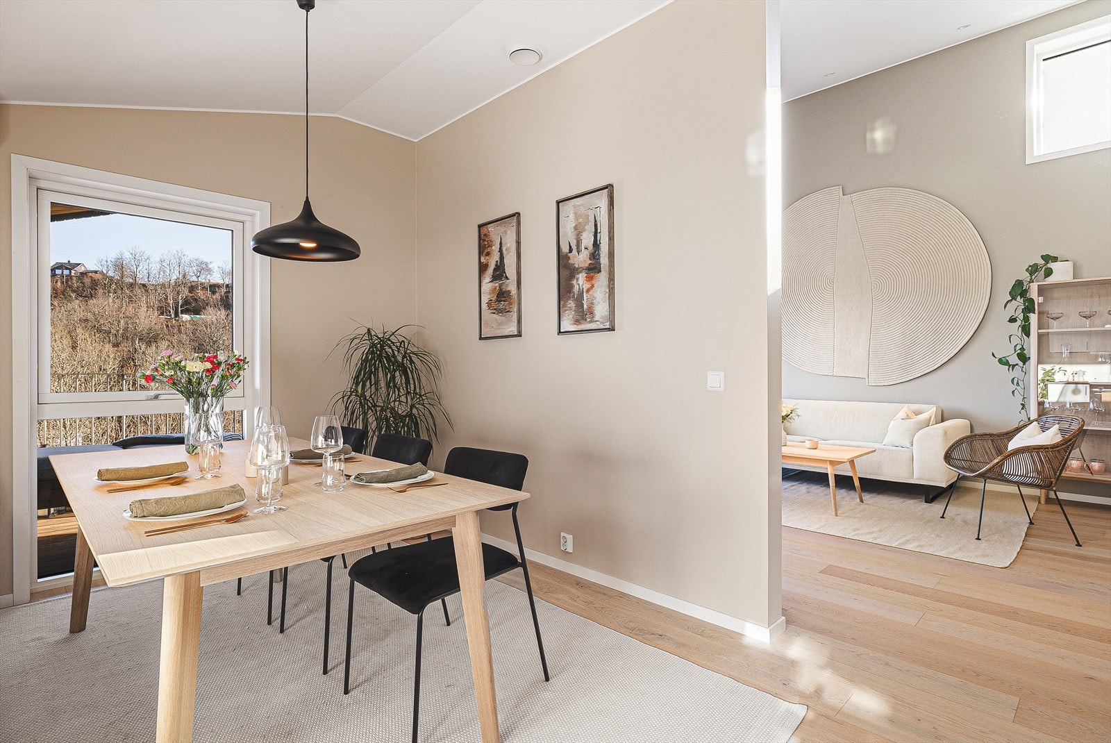 Her kan fortreffelige måltider nytes i godt selskap med venner og familie Galleribilde