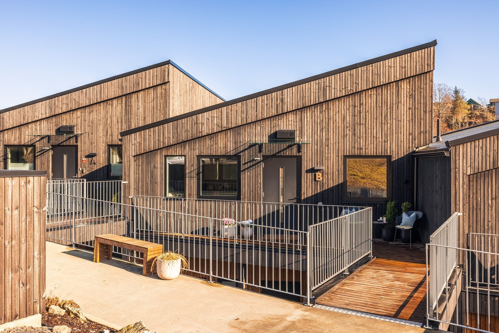 Altanen ved inngangspartiet har vestvendt beliggenhet, og passet utmerket til å nyte sol på ettermiddag/kveld. Galleribilde