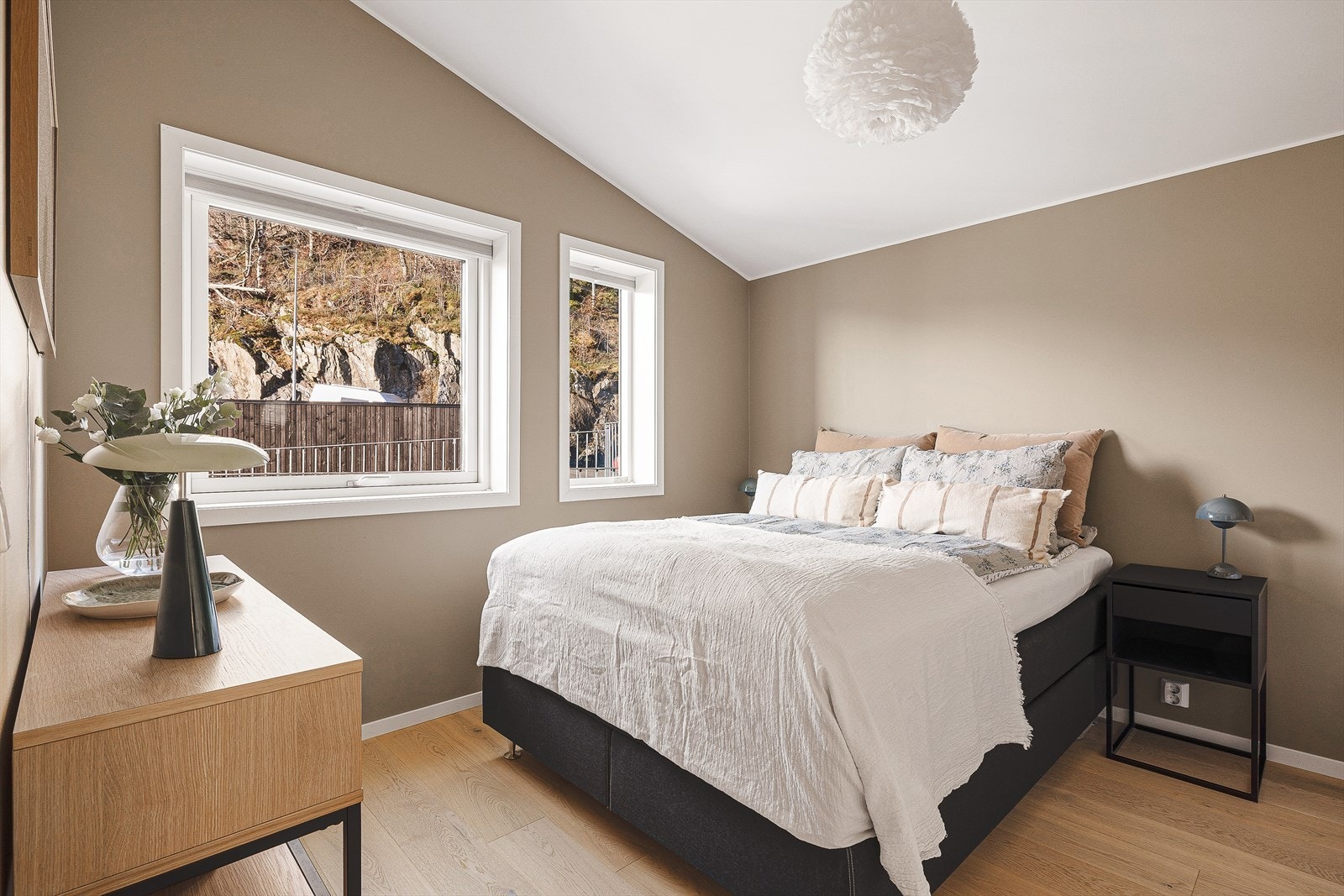 Velkommen inn på hovedsoverommet. Galleribilde