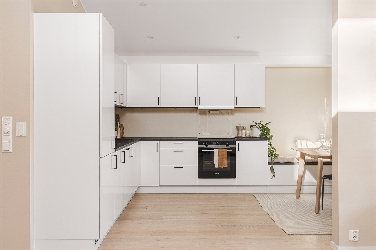 Her her du godt med benkeplass, skap og skuffeplass til lagring av diverse kjøkkenutstyr. Galleribilde