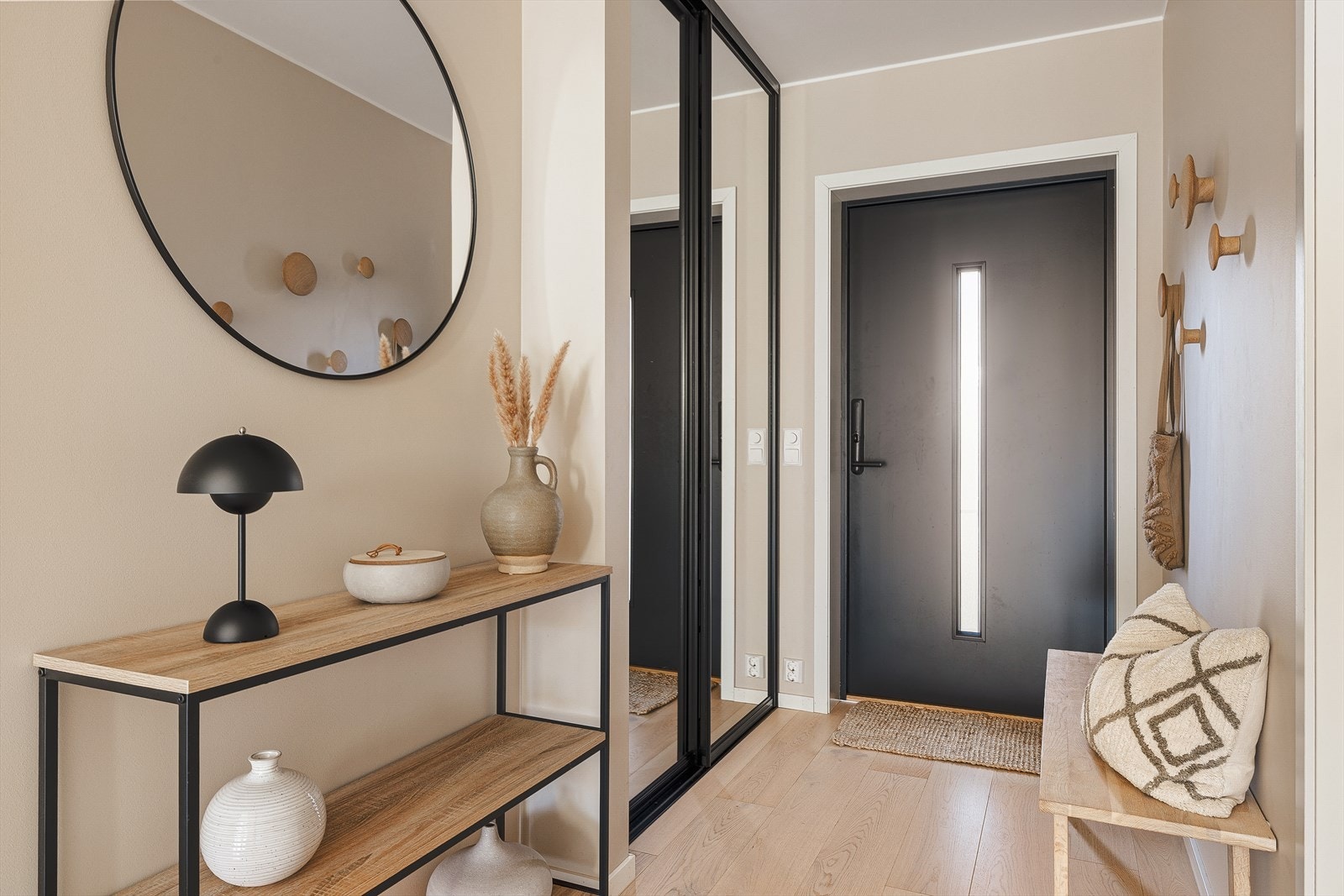 Velkommen inn i entreen! Denne måles til 9,1 m² og har god plass til å sette fra seg sko og yttertøy i skyvedørsgarderobe fra kvalitetsleverandør Kvik. Galleribilde
