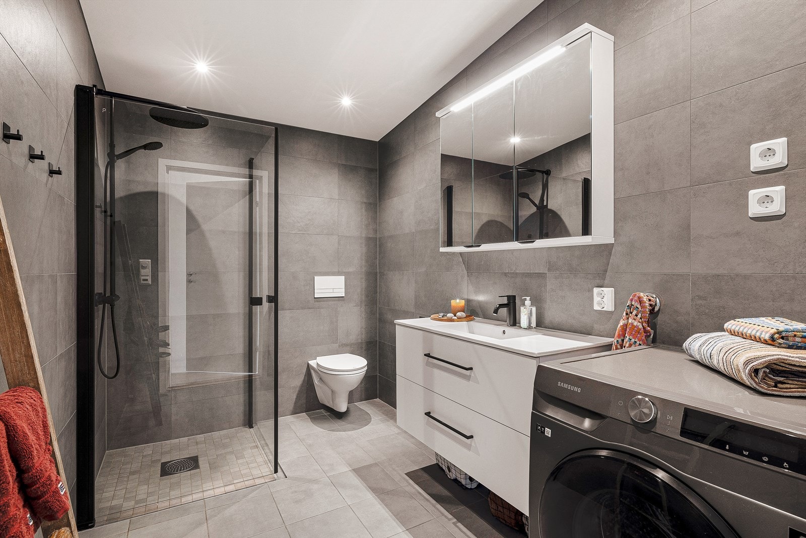 Badet i leiligheten måles til 5,6 m² og består av flotte moderne kvaliteter som 60x60 keramiske fliser på gulv og 60x40 fliser på vegger, samt innfelte downlights i himling. Galleribilde