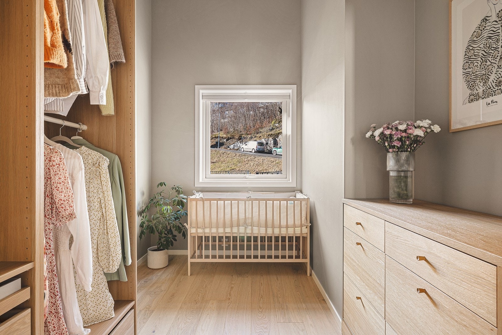 Her er det lekkert parkettgulv og malt platekledning på vegger og i himling. Galleribilde