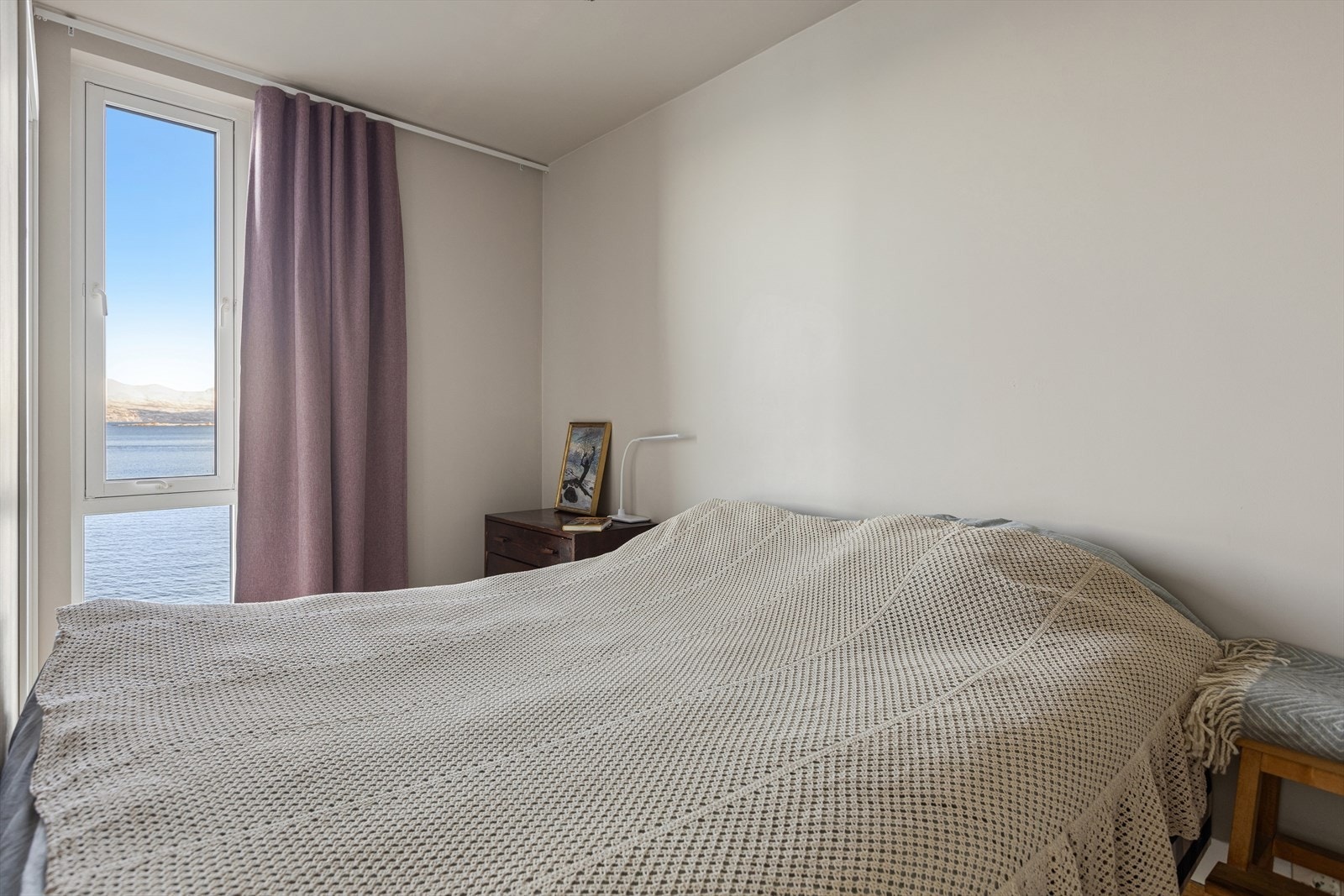 Store vindusflater slipper inn mye lys og gir mulighet til å våkne til utsikt over fjorden. Galleribilde