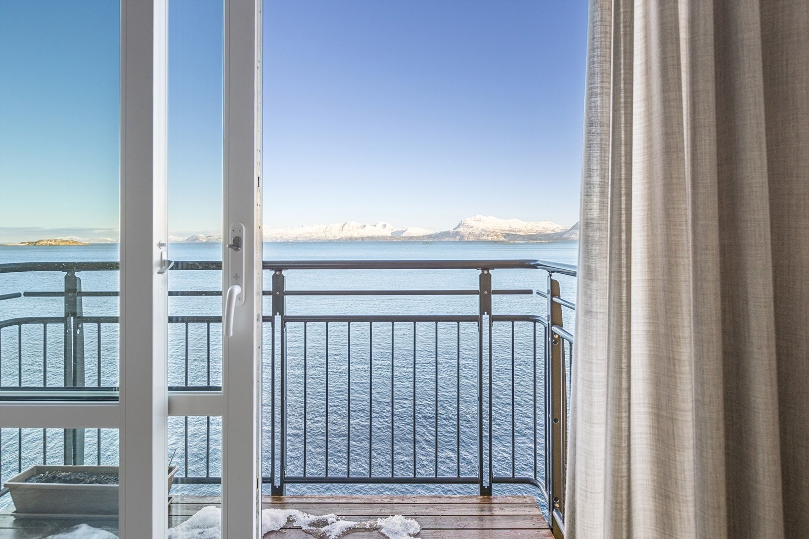 Beliggenheten på bryggekanten i Harstad sentrum gir deg umiddelbar nærhet til byens fasiliteter. Nyt morgenkaffen på balkongen med nydelig sjøutsikt, og bo i et trygt borettslag med ordnet økonomi. Galleribilde