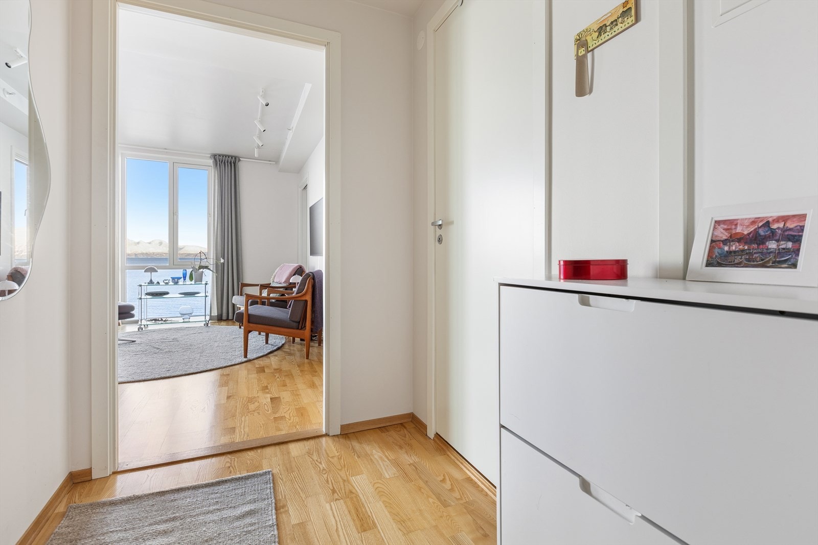 Du ønskes velkommen inn i en lys og pen entré som gir et godt førsteinntrykk. Her er det plass til oppbevaring av sko og yttertøy. Fra entréen har du direkte tilgang til det kombinerte badet og vaskerommet. Galleribilde