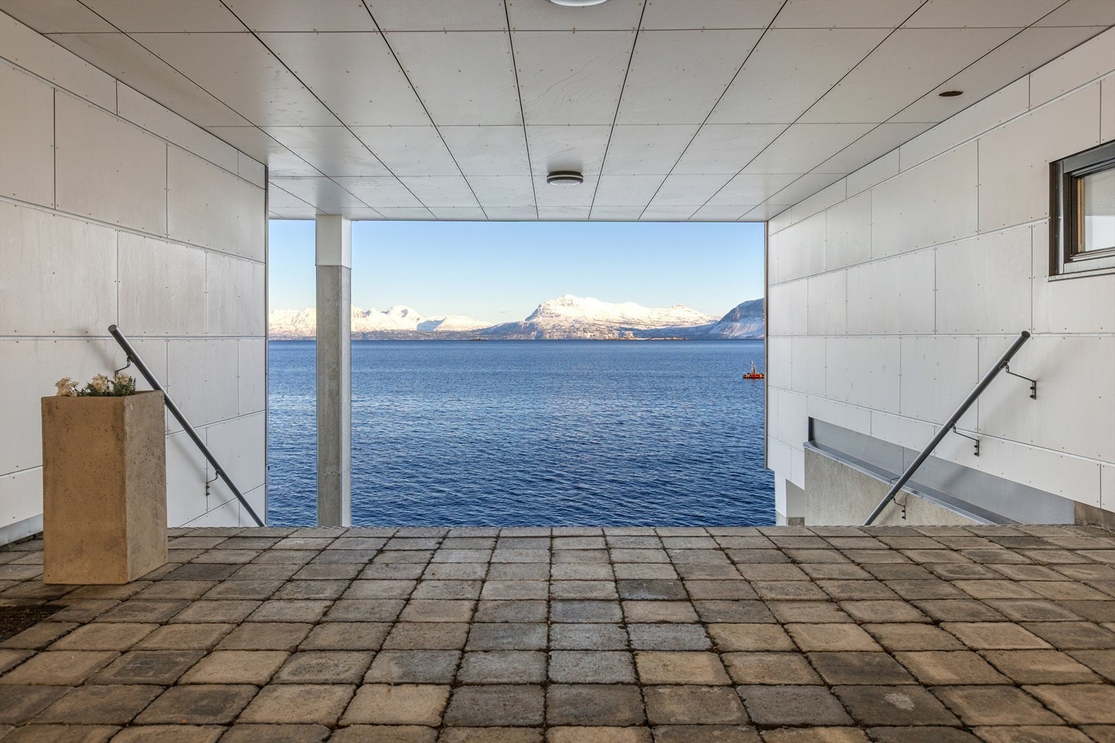 Leiligheten passer perfekt for deg som ønsker en moderne, lettstelt og bekymringsfri bolig med kort avstand til sjøen, sentrum og alle fasilitetene Harstad Brygge tilbyr. Bygget har heis, som tar deg enkelt og trinnfritt opp til leiligheten i 6. etasje. Galleribilde