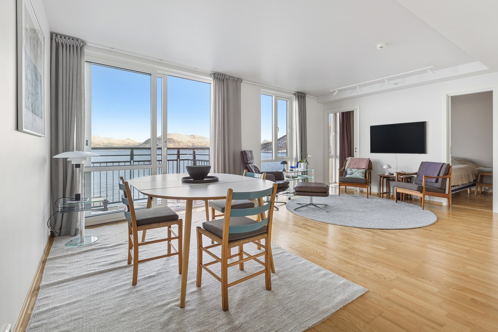 Velkommen til Hamnneset 139 - En lys, moderne og pen 3-roms leilighet med en flott beliggenhet i populære Harstad Brygge - Presentert av Eiendomsmegler Martine Hustad v/DNB Eiendom. Galleribilde