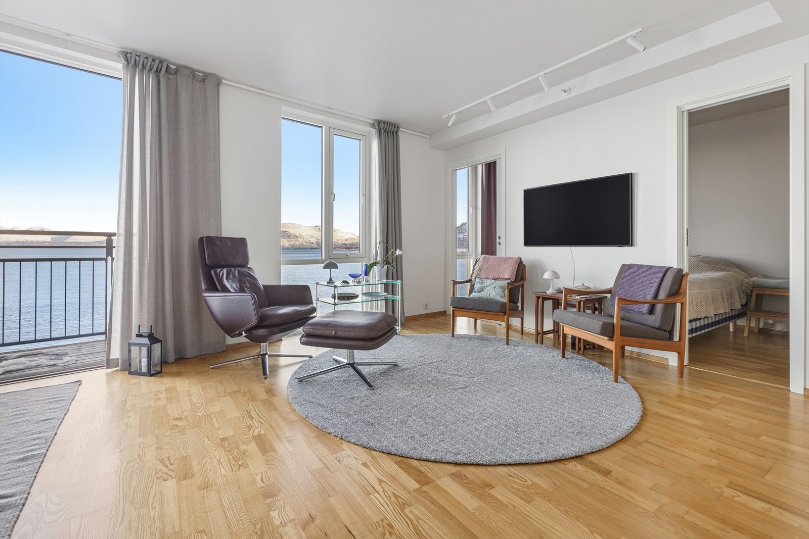 Samtidig rammer de inn den vakre sjøutsikten som et levende maleri - enten fjorden ligger speilblank og stille, eller skip og båter beveger seg inn og ut av havnebassenget. Galleribilde