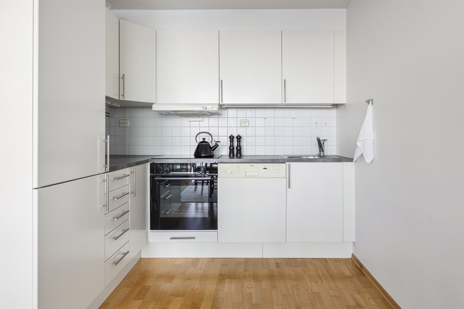 Kjøkkenet er utstyrt med platetopp, stekeovn, oppvaskmaskin og et romslig kjøl-/fryseskap, slik at du har alt du trenger for en praktisk og funksjonell kjøkkenhverdag. Ventilator med avtrekk via balansert avtrekksanlegg sikrer godt inneklima. Galleribilde