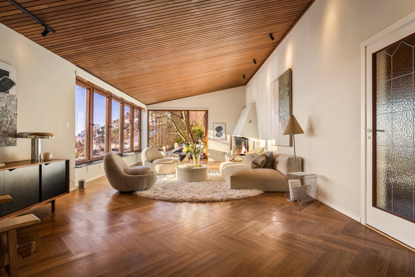 På gulvet er det eksklusiv fiskebensparkett som er håndlagt og limt til underlaget Galleribilde