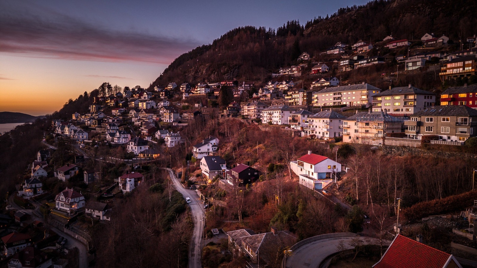 Stor tomt og friområde rundt sikrer fri og usjenert beliggenhet Galleribilde