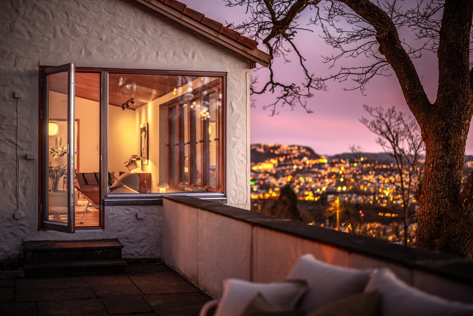 Fasaden er ble pusset og malt i forbindelse med renoveringen - Da ble også taket byttet Galleribilde