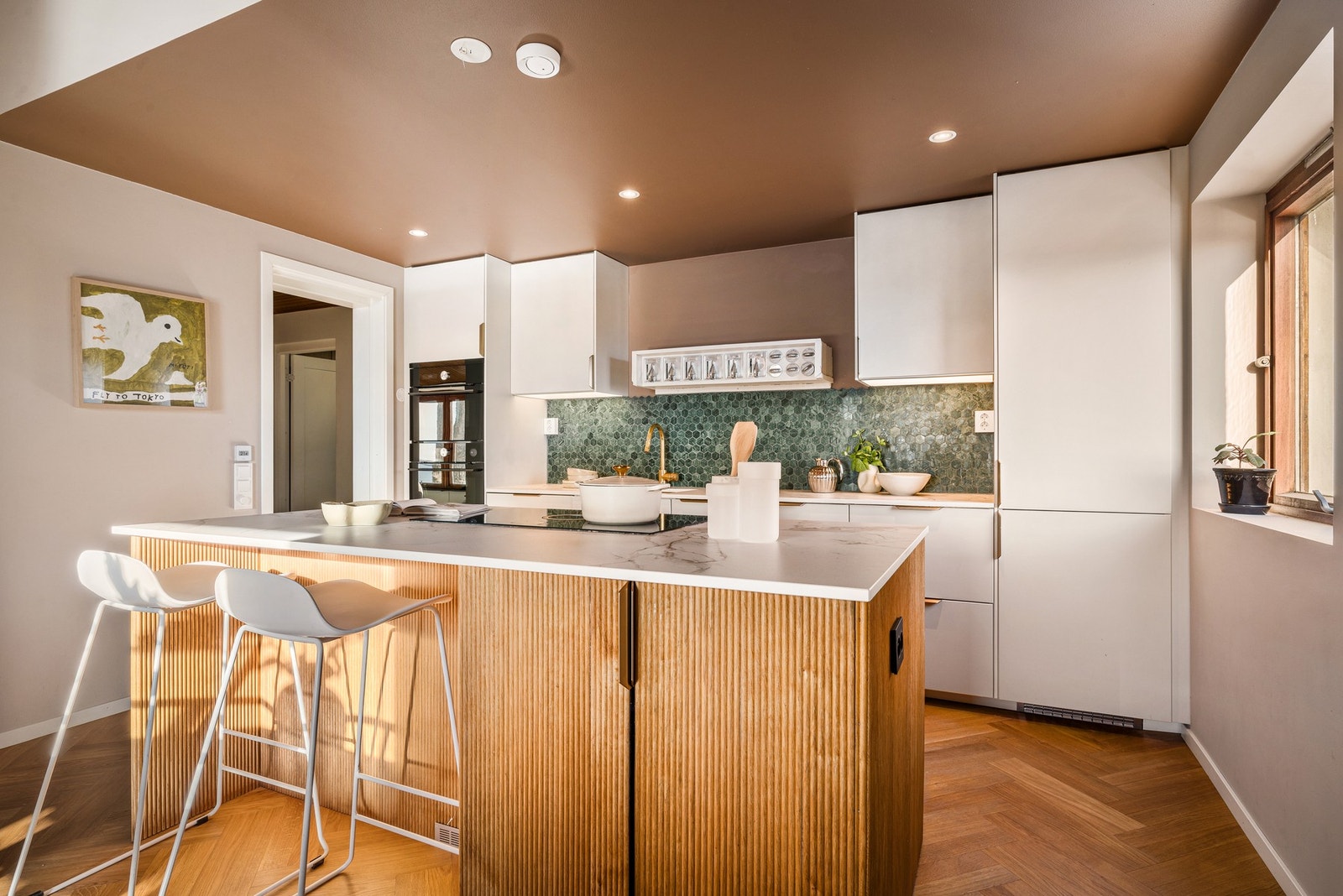 Med platetopp integrert i den store kjøkkenøyen har kokken god arbeidsplass og et sosialt kjøkken der du kan ha kontakt med gjestene under matlagingen Galleribilde