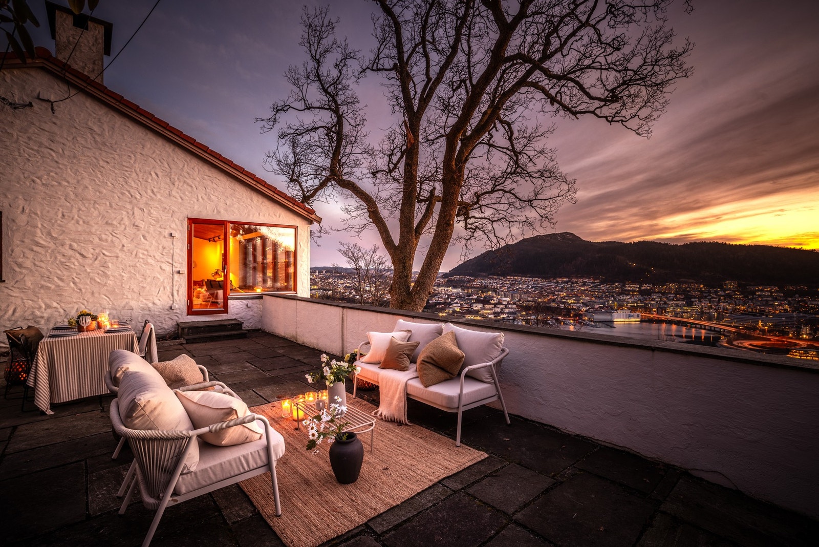 Fra stuen er det utgang til uteplass på rundt 62 kvm - Stor tomt, nivåforskjeller og vegetasjon gjør at eiendommen er skjermet og helt usjenert Galleribilde