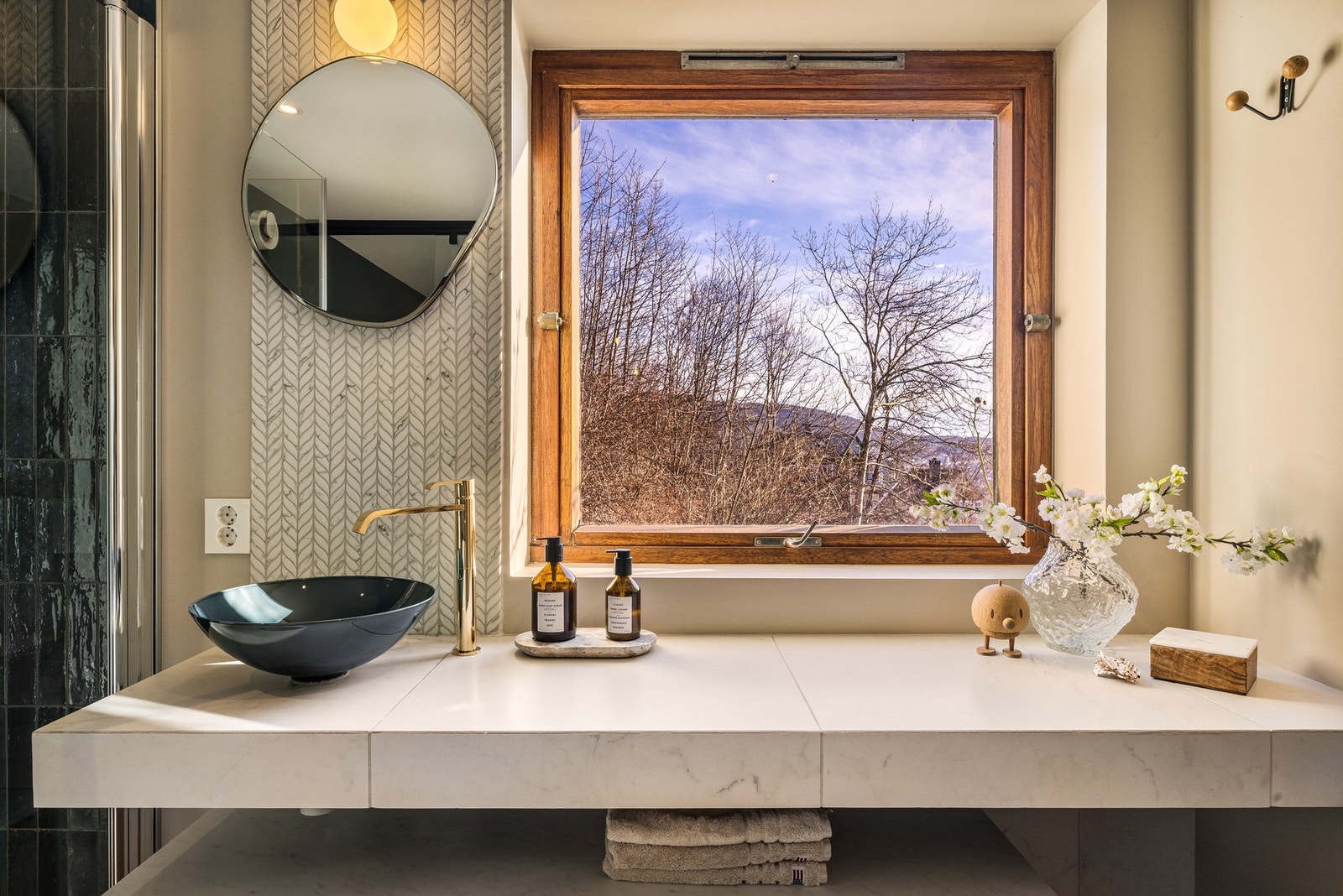 Plassbygget benk til servanten og meget delikate fliser Galleribilde