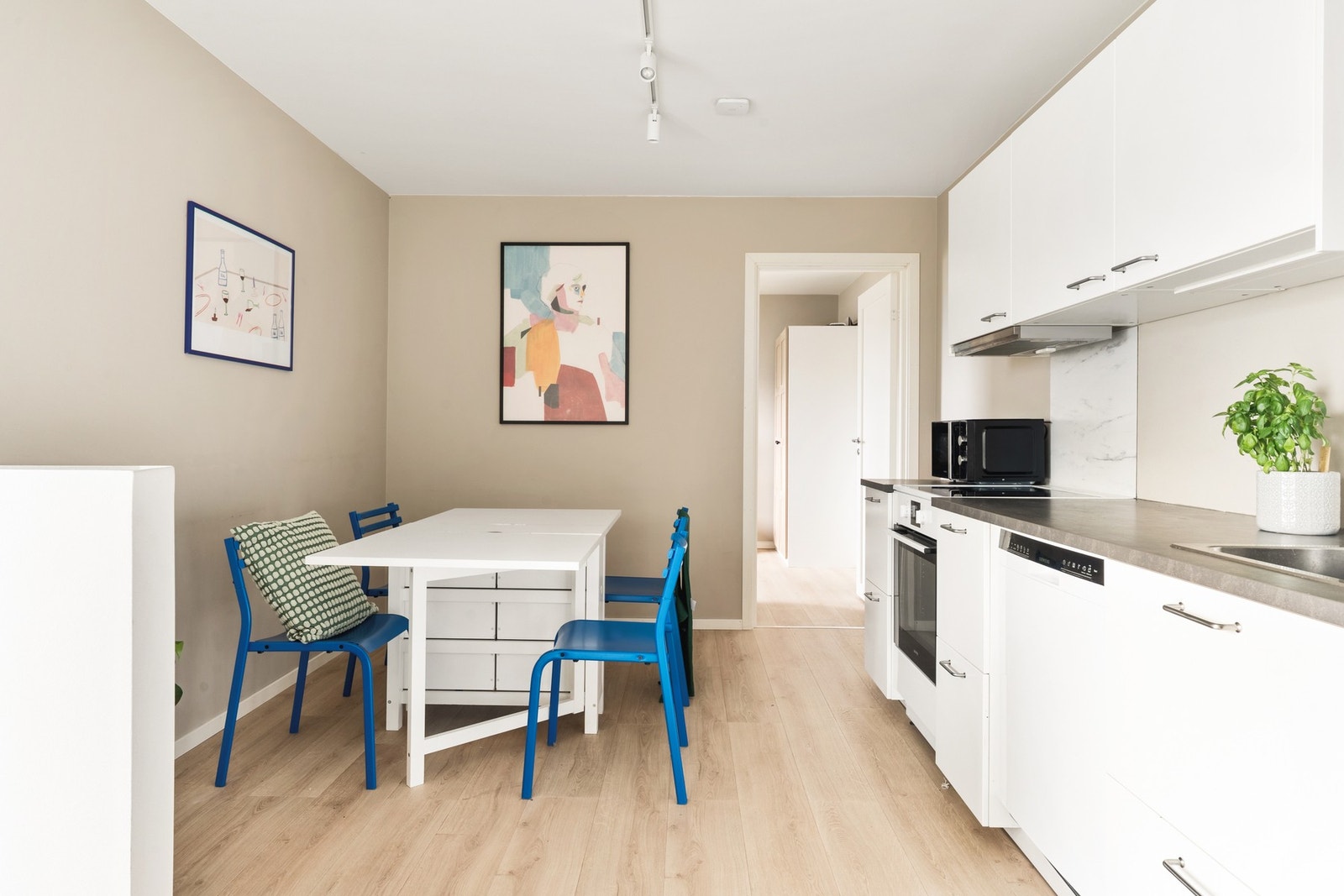 Utleiedelen har vært leid ut for 13 500,- per måned - Leietaker flytter ut i sommer slik at kjøper selv kan bestemme hvordan man ønsker å disponere hybelen Galleribilde