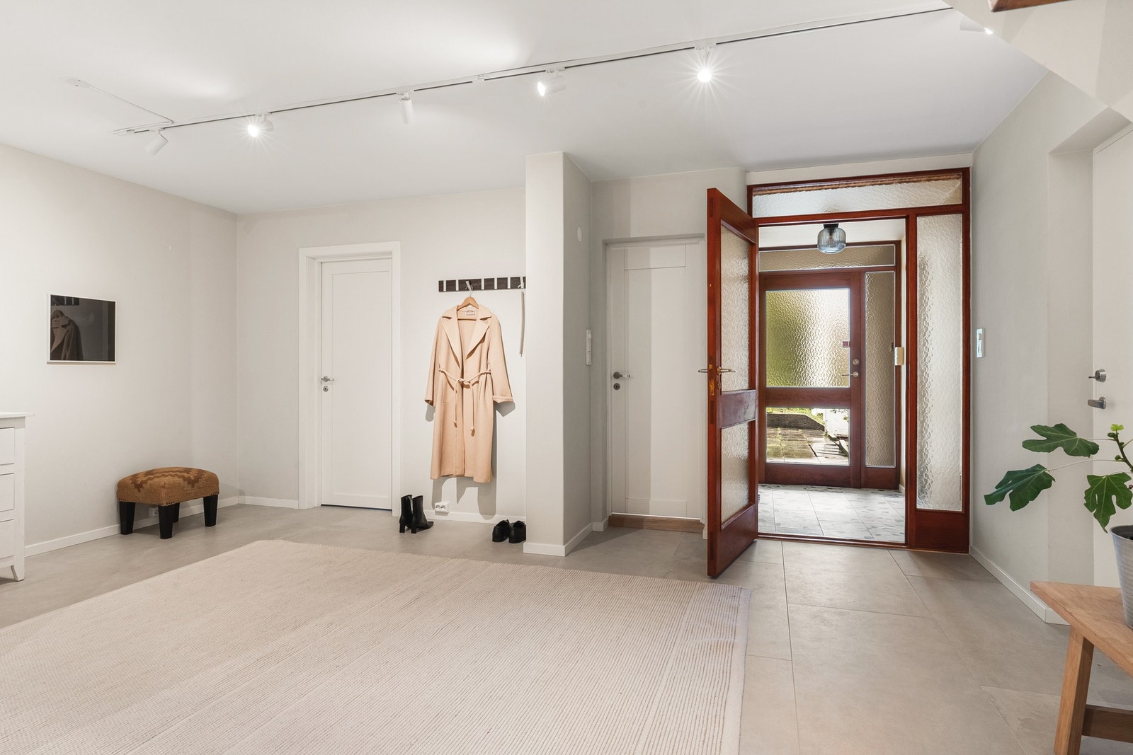 Fra hallen er det brann- og lyddør inn mot hybelen - Det gjør at du enkelt kan bytte mellom å benytte hybelen selv eller leie den ut uten å gjøre endringer Galleribilde