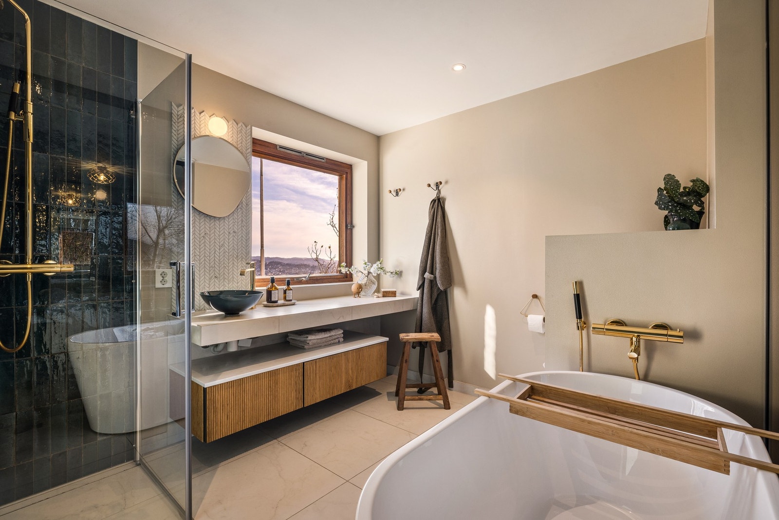 Badet har både badekar og dusj - Dusjen er ypperlig til travel hverdag, mens badekaret er perfekt når du skal kose deg litt ekstra Galleribilde