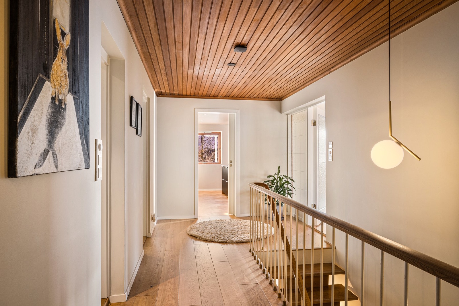 I tillegg er det to soverom til, samt nok et bad i soveromsfløyen i denne etasjen Galleribilde