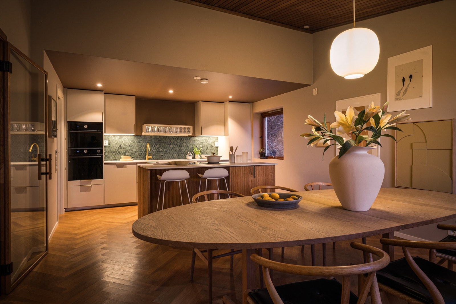 Kjøkkenet har rikelig med skap- og benkeplass i innredning som er spesialtilpasset boligen Galleribilde