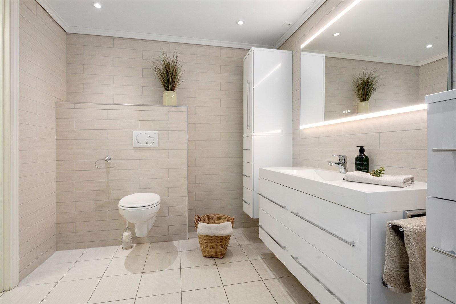 Badet er heilflisa med varmekablar i golvet og downlights i himlinga. Galleribilde