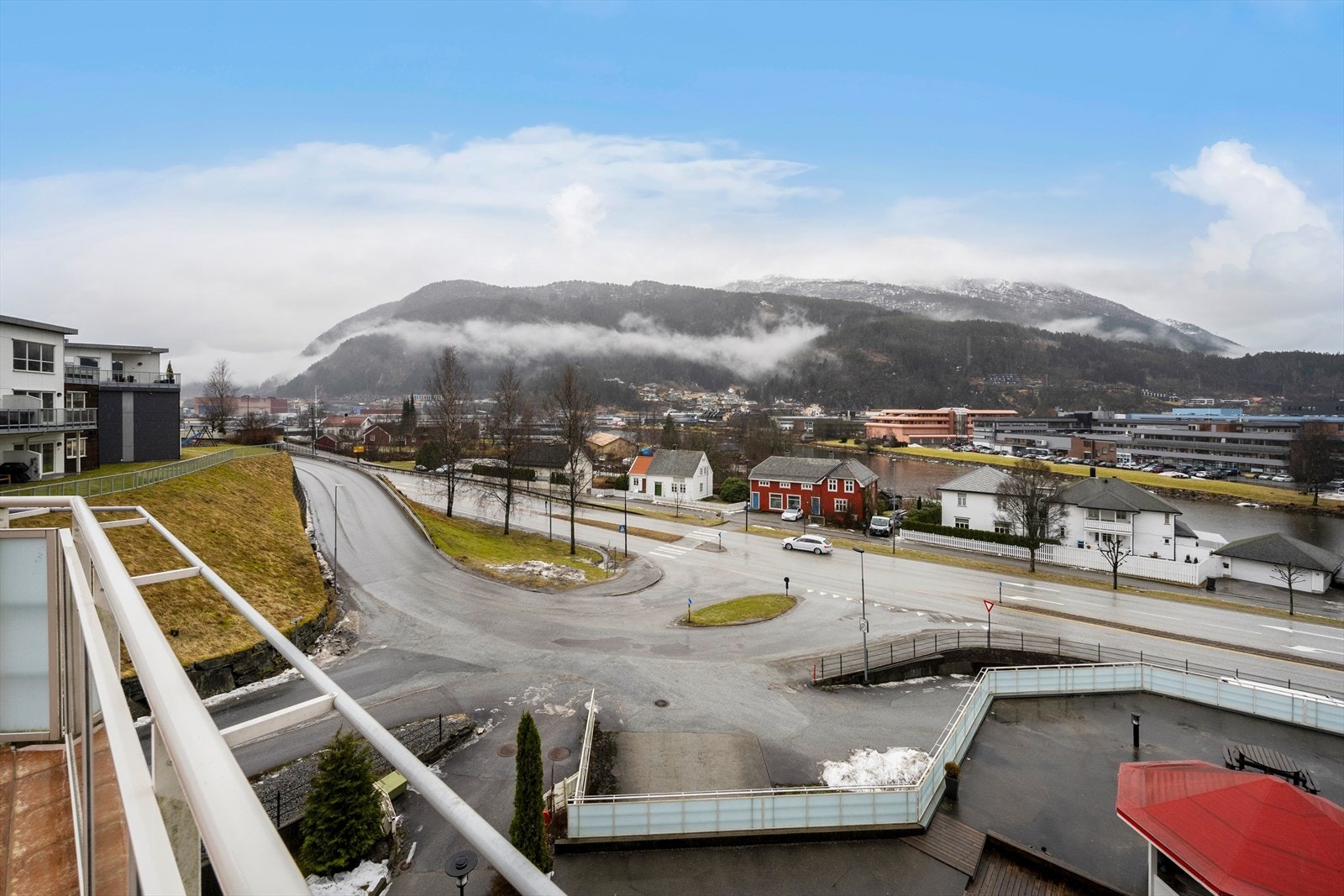 Utsikta er ikkje så værst på altanen i front heller. Galleribilde