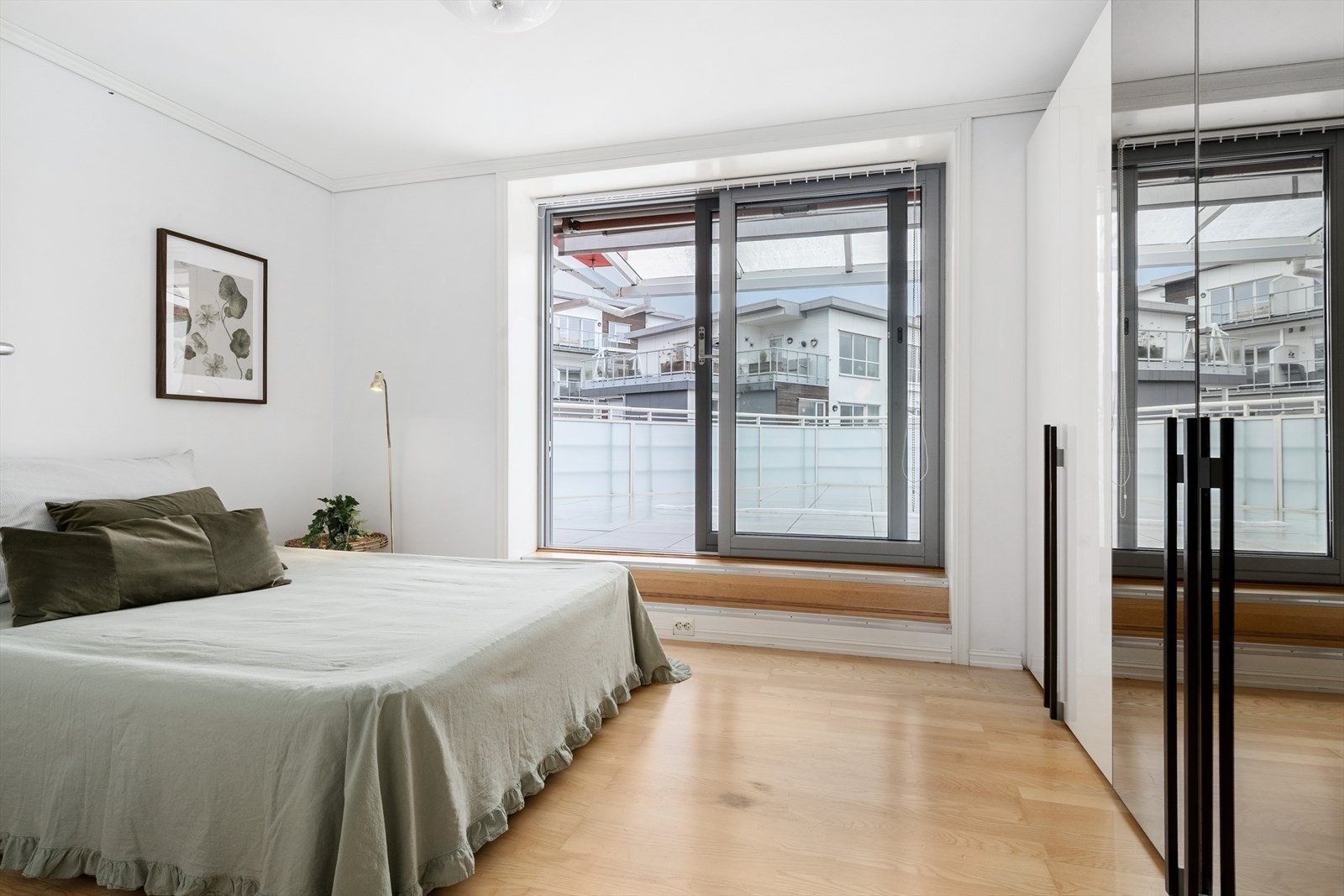 Hovudsoverommet er svært romsleg. Her er det god plass til stor seng og garderobar. Galleribilde