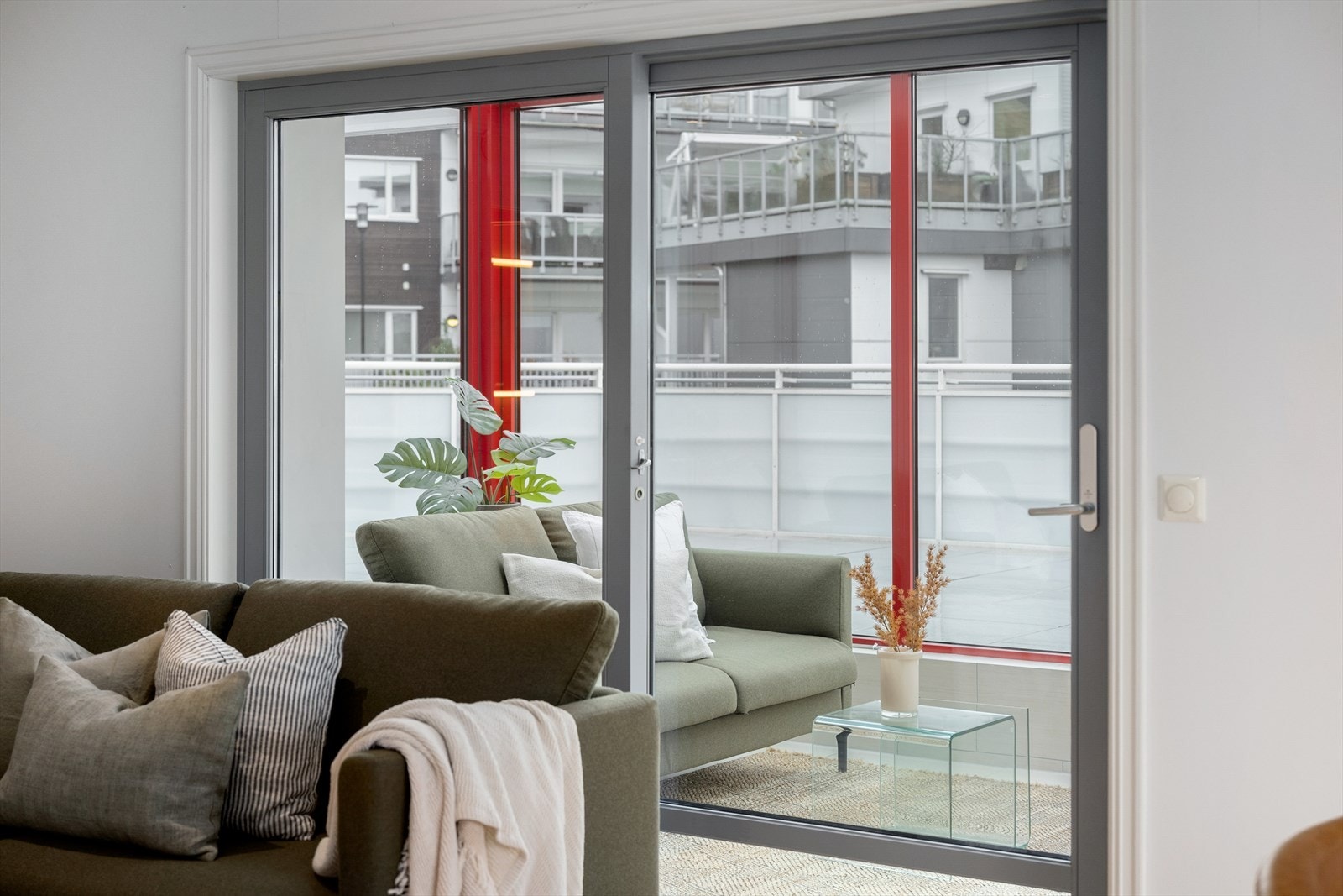 Vinterhagen har tilkomst via skyvedør av glas frå stova. Galleribilde