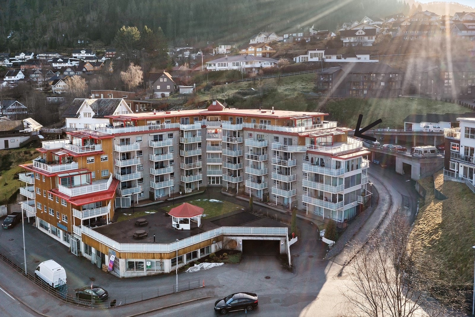 Frå eigedomen er det kort gangavstand til alle tilbod i sentrum og fine turstiar. Galleribilde