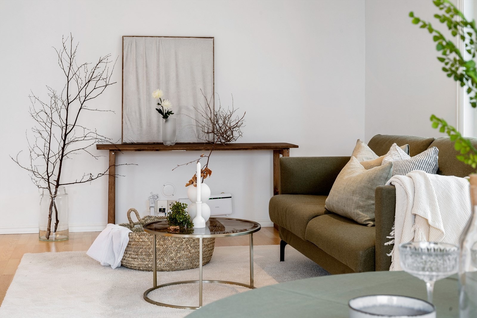 Leilegheita har balansert ventilasjon, fiberkabel, røyr i røyr, automatsikringar og sentralstøvsugar. Galleribilde