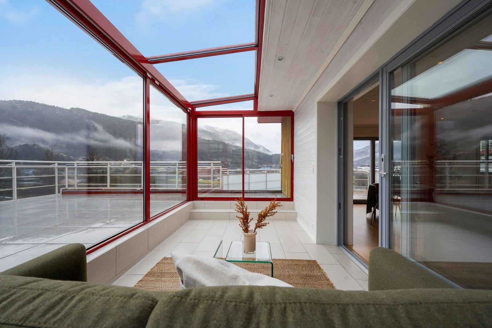 Velkommen til Flatene 1, ei sørvestvendt endeleilegheit med vinterhage, 13 kvm altan og 74 kvm terrasse. Galleribilde