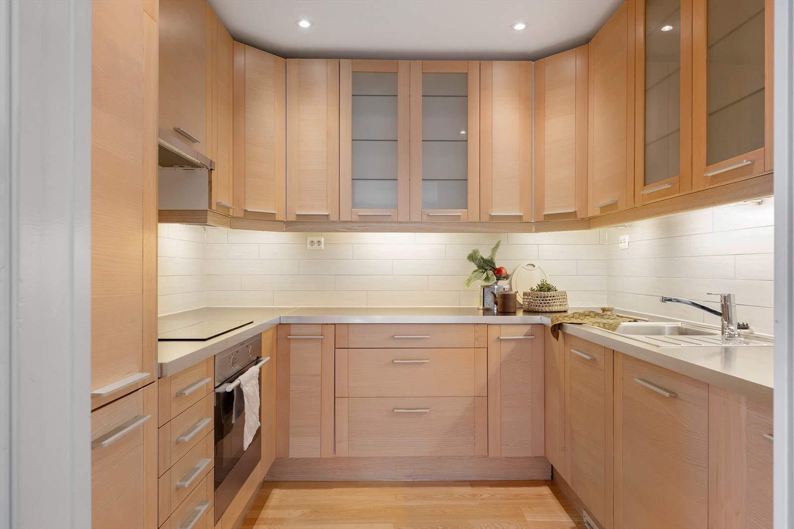 Kjøkkenet har praktisk utforming og framstår velhalde. Galleribilde