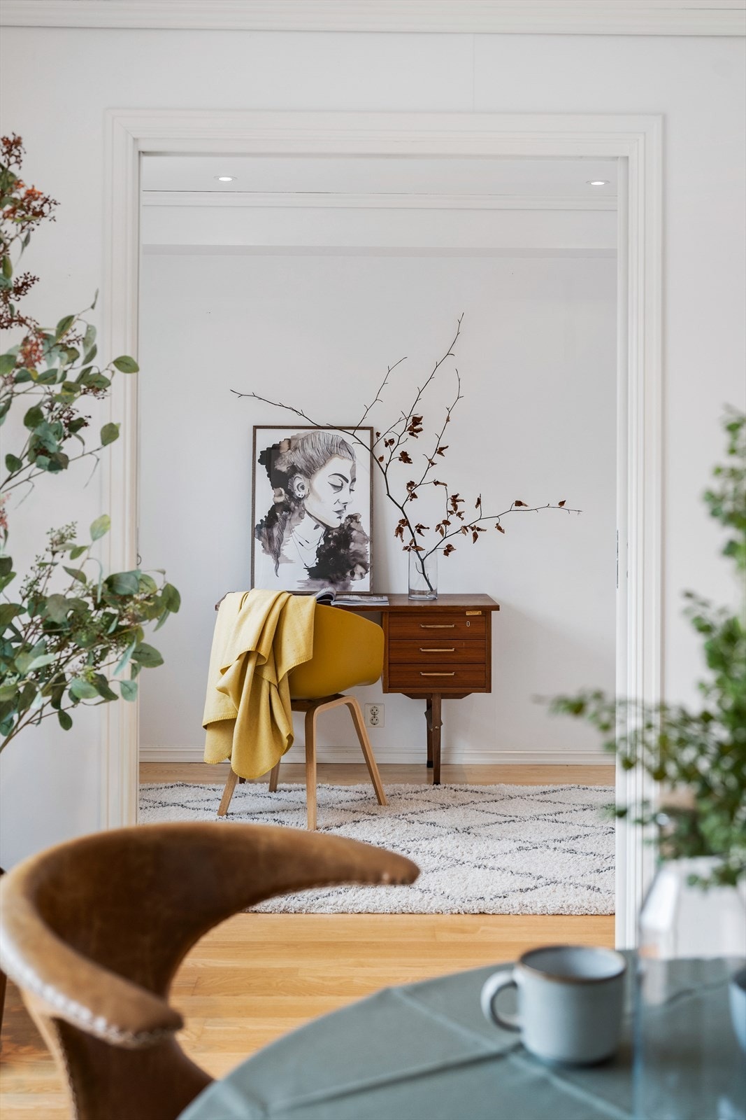 Frå stova ledar tofløya skyvedør inn til eit flott rom som har vore nytta som kontor. Galleribilde