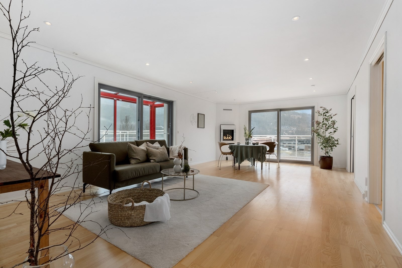 Stova er lys, usjenert og romsleg. Galleribilde