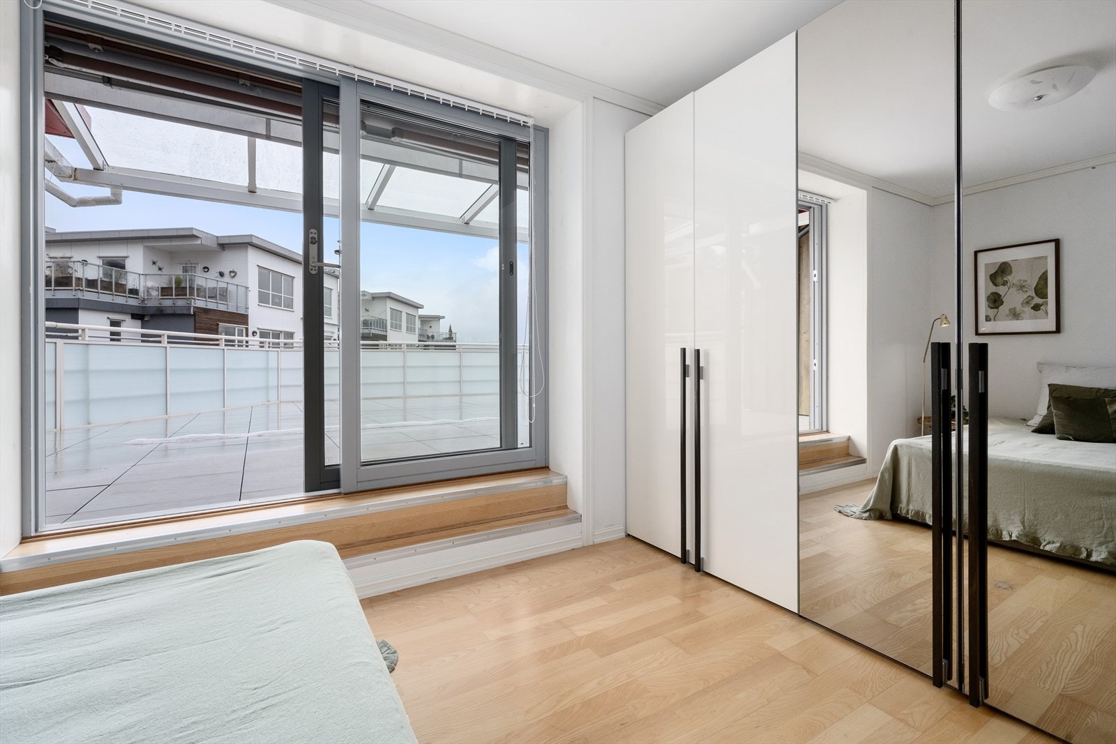 Skyvedør av glas ledar ut til terrassen. Galleribilde